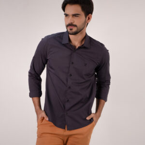 Camisa Social Reron Preta e Calça Sarja Caramelo